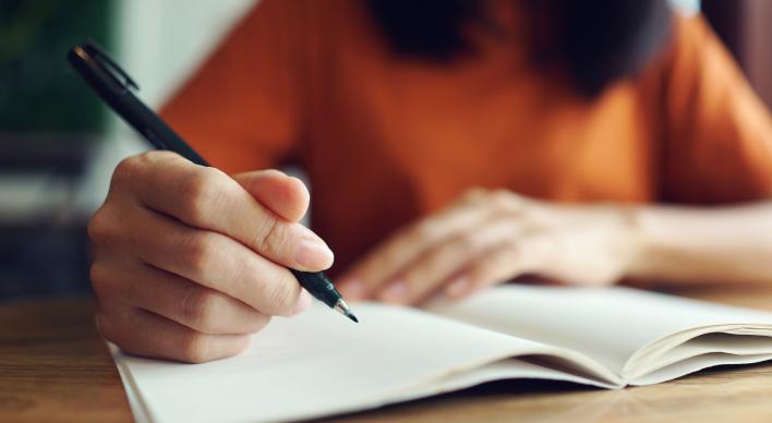 L_Young_woman_writing